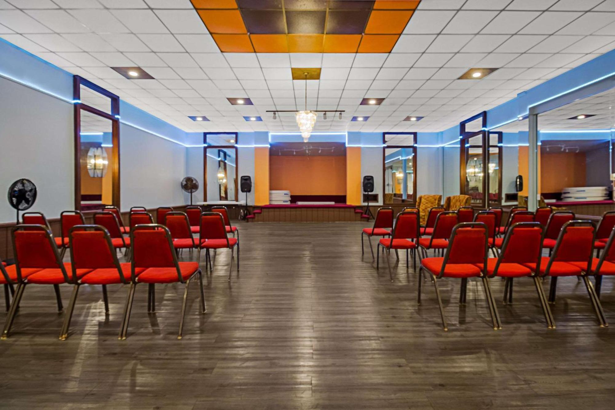 Rodeway Inn Conference Center Бомонт Екстериор снимка