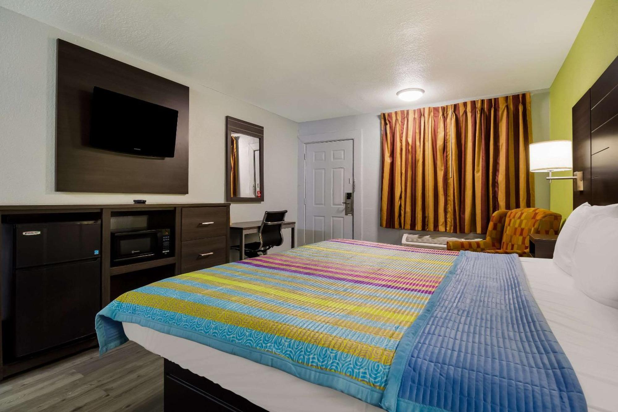 Rodeway Inn Conference Center Бомонт Екстериор снимка