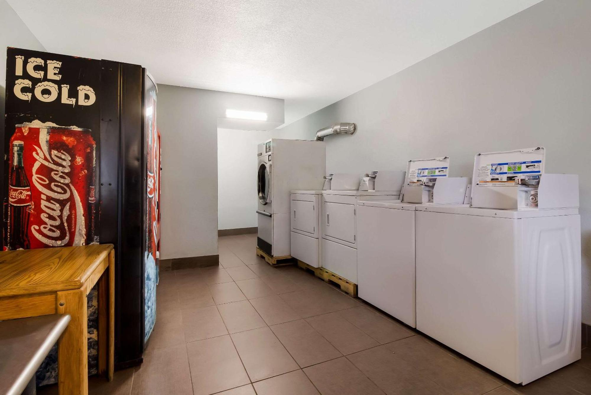 Rodeway Inn Conference Center Бомонт Екстериор снимка