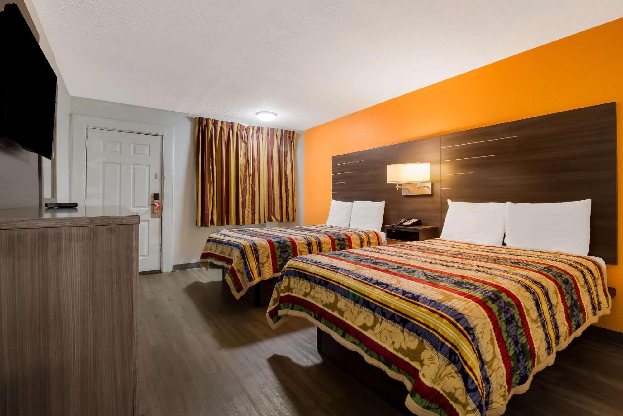 Rodeway Inn Conference Center Бомонт Екстериор снимка