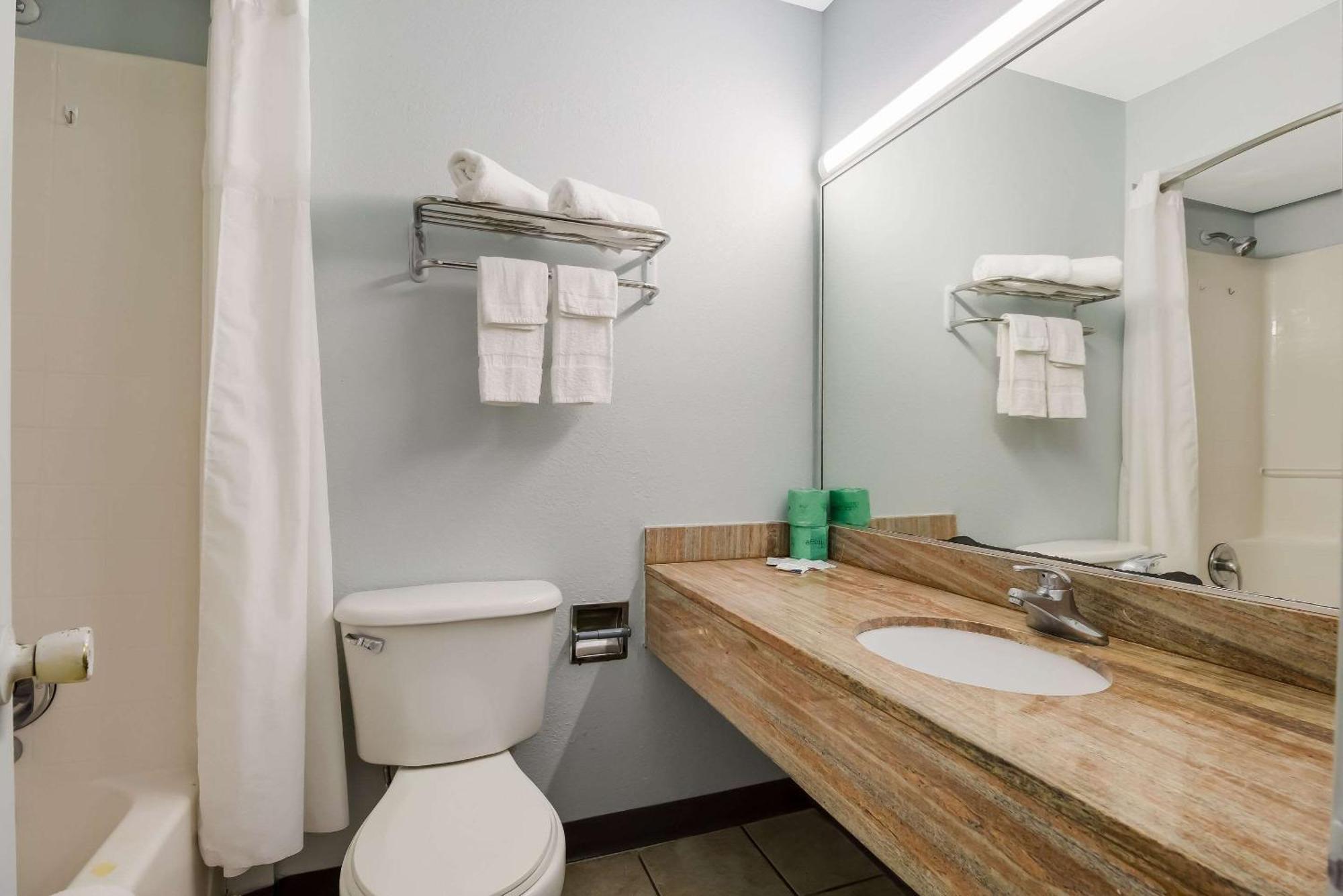 Rodeway Inn Conference Center Бомонт Екстериор снимка