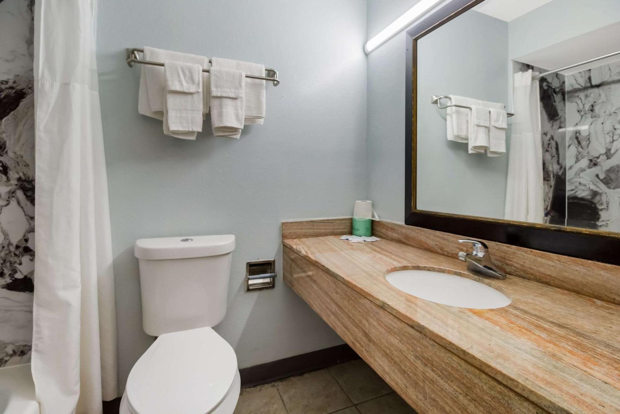 Rodeway Inn Conference Center Бомонт Екстериор снимка