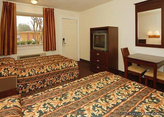 Rodeway Inn Conference Center Бомонт Стая снимка
