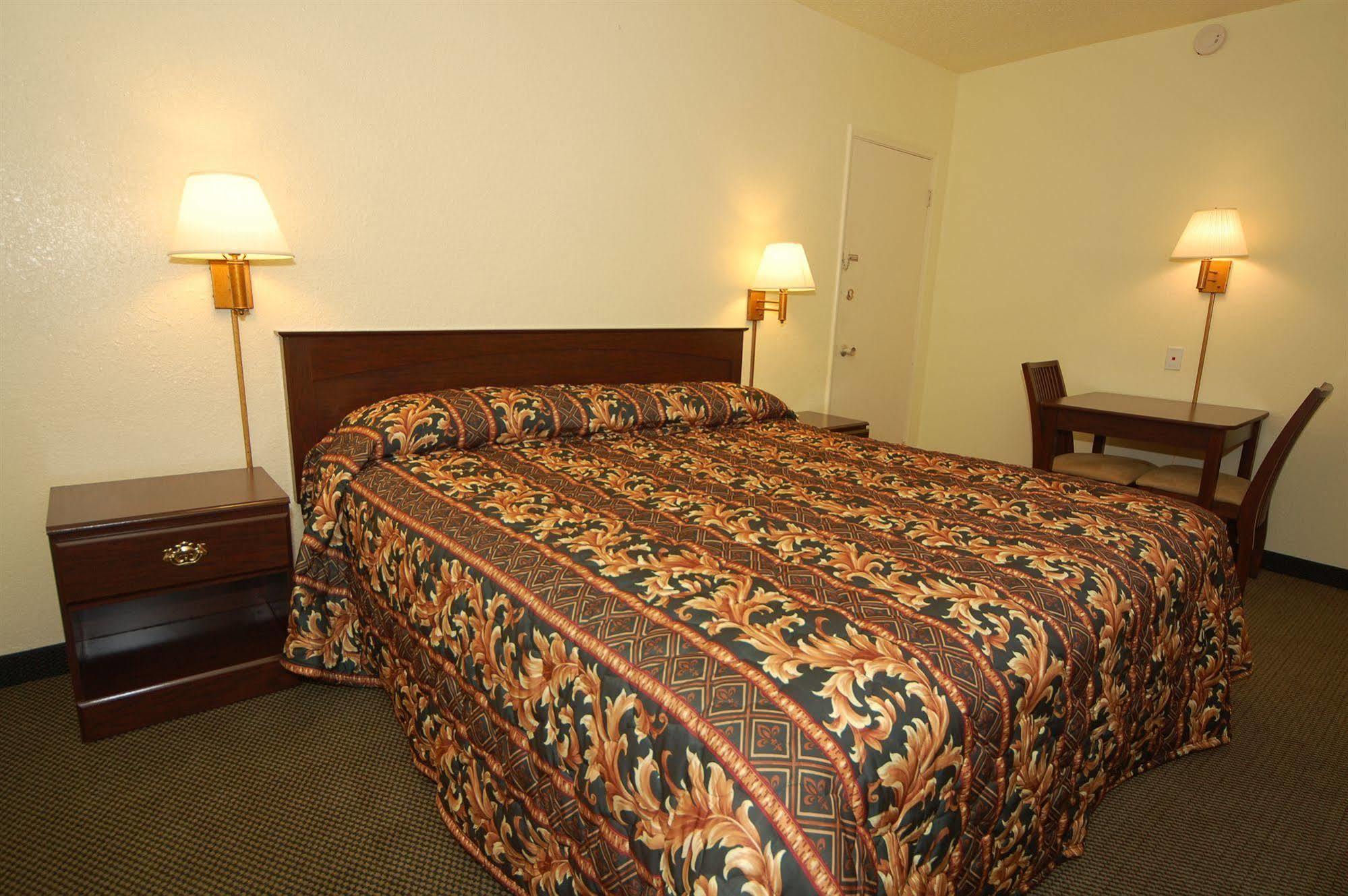 Rodeway Inn Conference Center Бомонт Екстериор снимка