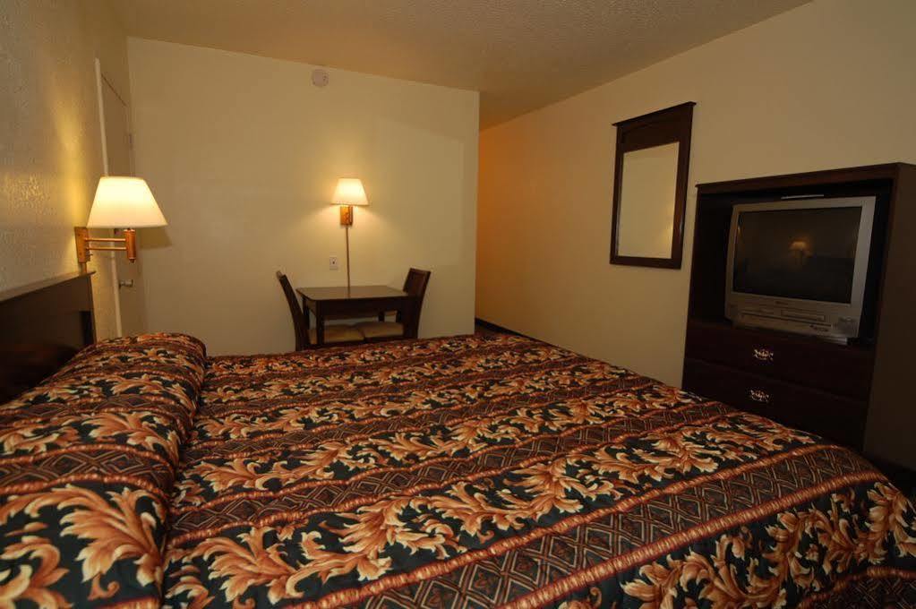 Rodeway Inn Conference Center Бомонт Екстериор снимка